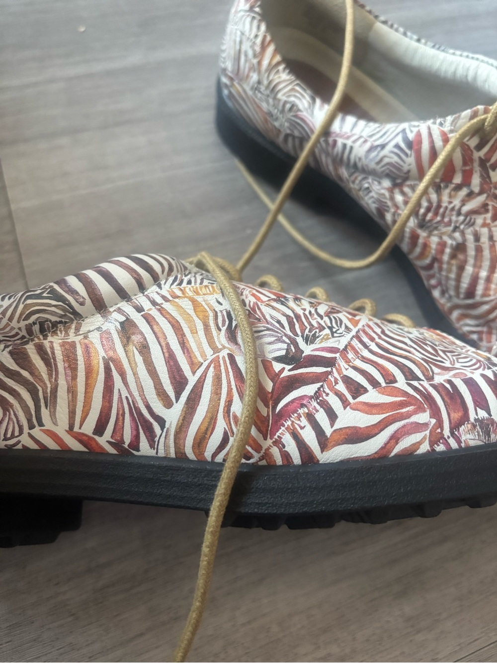 ICON Women's Multicolor Leaf-Print Lace-Up Oxfords - Picture 2 of 4